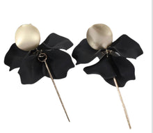 Load image into Gallery viewer, &#39;Jules’ Flower Earrings