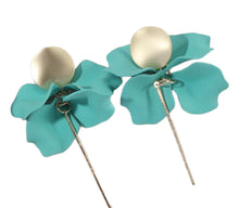 Load image into Gallery viewer, &#39;Jules’ Flower Earrings